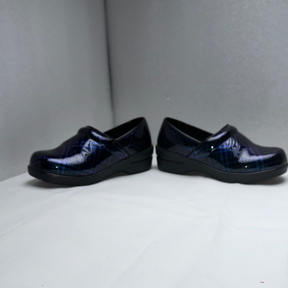 Savvy Women's Black and Blue Slip-resistant clogs sz 6 EUC - Picture 6 of 9